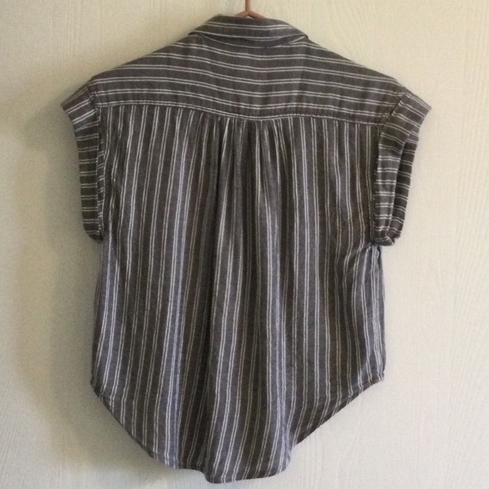 Sleeveless Striped Blouse - Picture 4 of 9